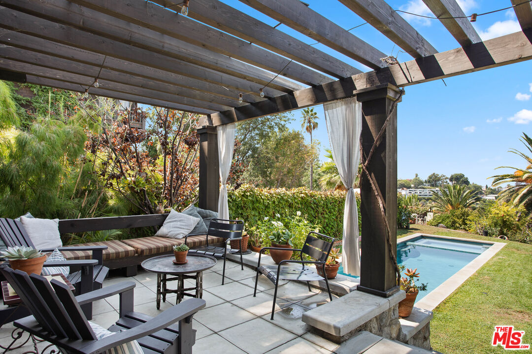 1046 W KENSINGTON RD