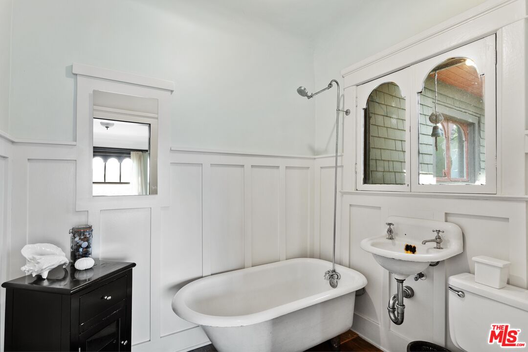 1046 W KENSINGTON RD