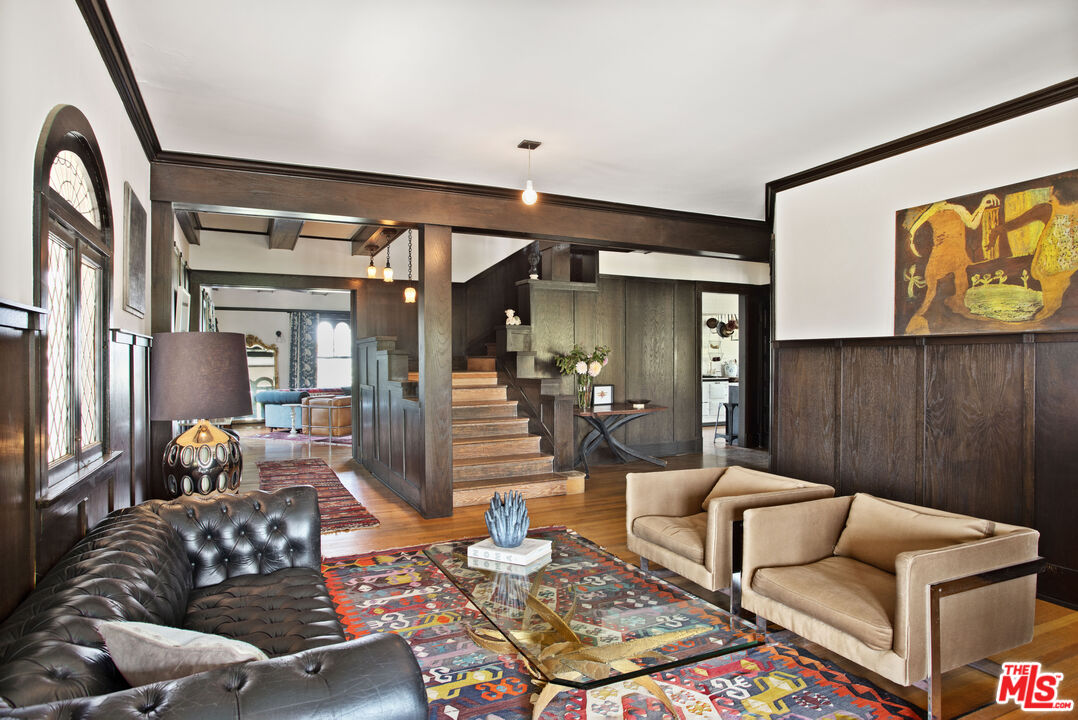 1046 W KENSINGTON RD