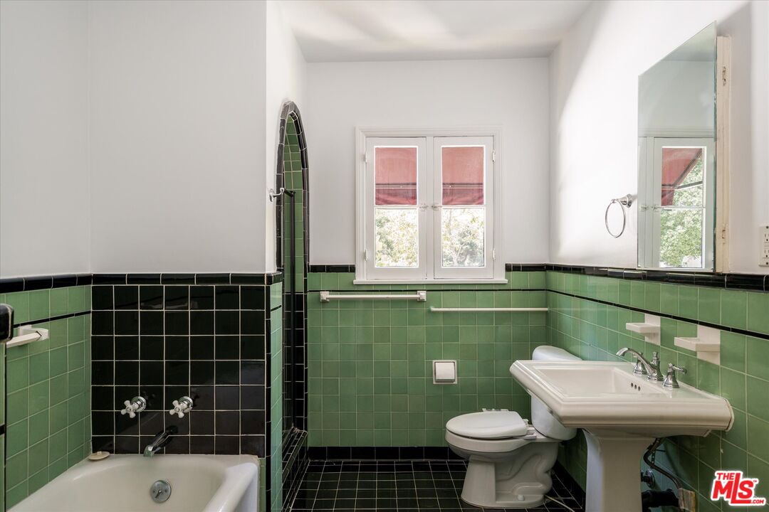 2030 Laurel Canyon Blvd