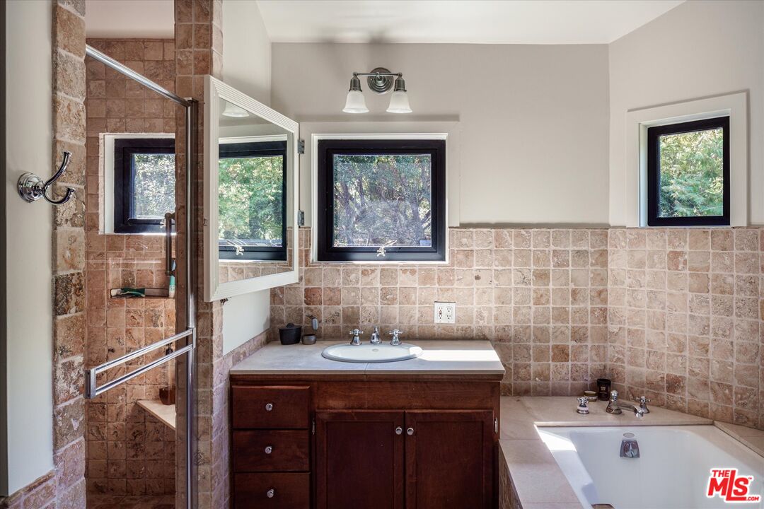 2056 Oakstone