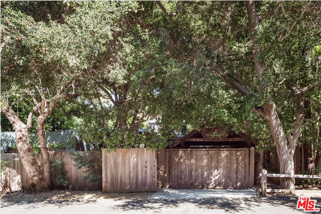 2056 Oakstone