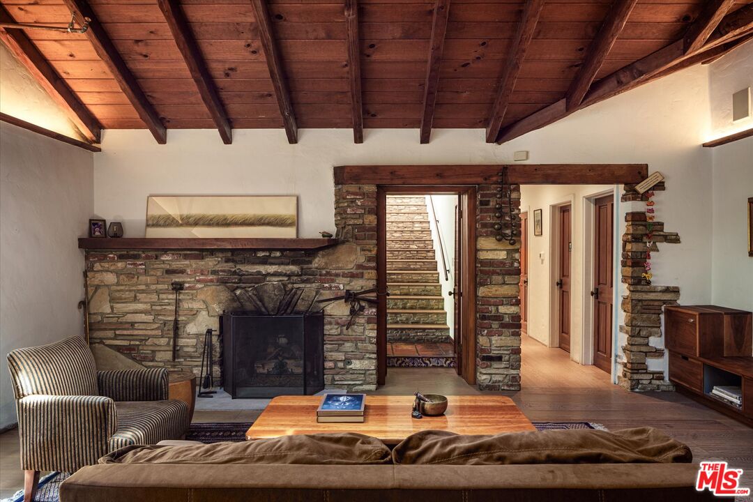 2056 Oakstone