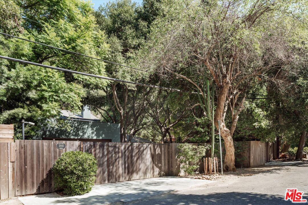 2056 Oakstone