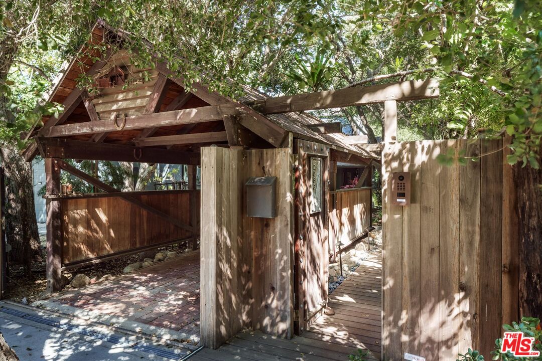 2056 Oakstone