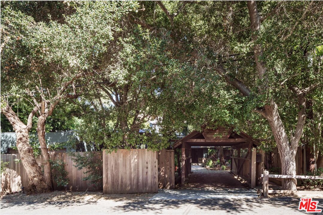 2056 Oakstone