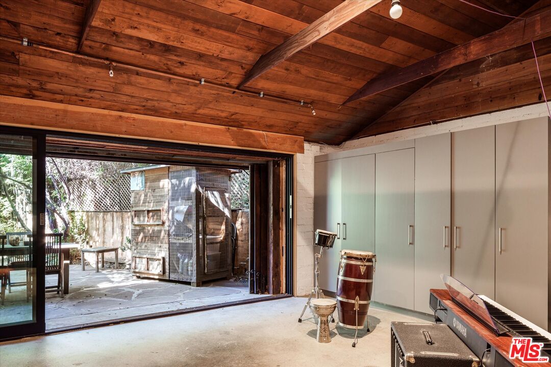 2056 Oakstone