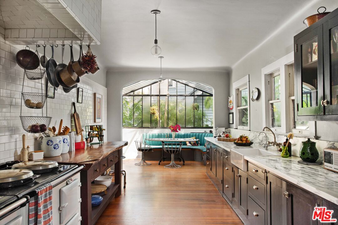 1046 W KENSINGTON RD