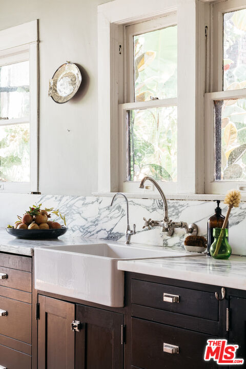 1046 W KENSINGTON RD