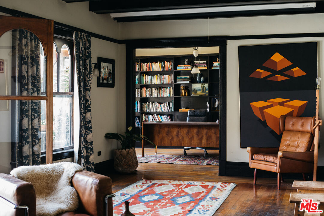 1046 W KENSINGTON RD