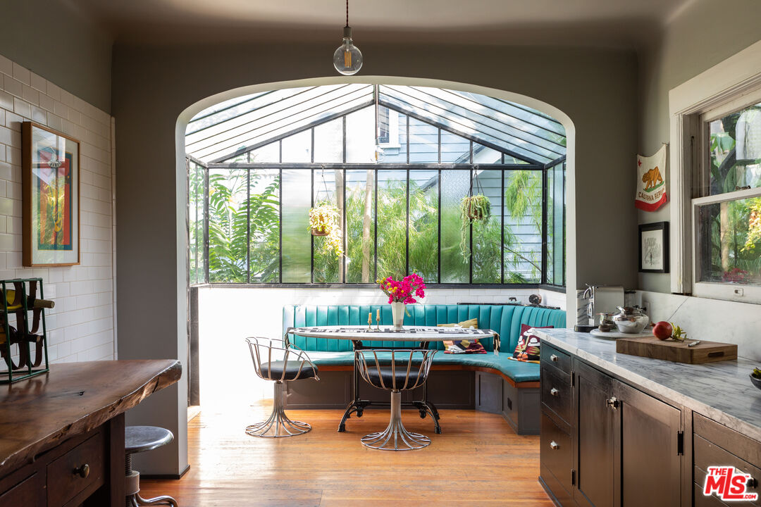 1046 W KENSINGTON RD