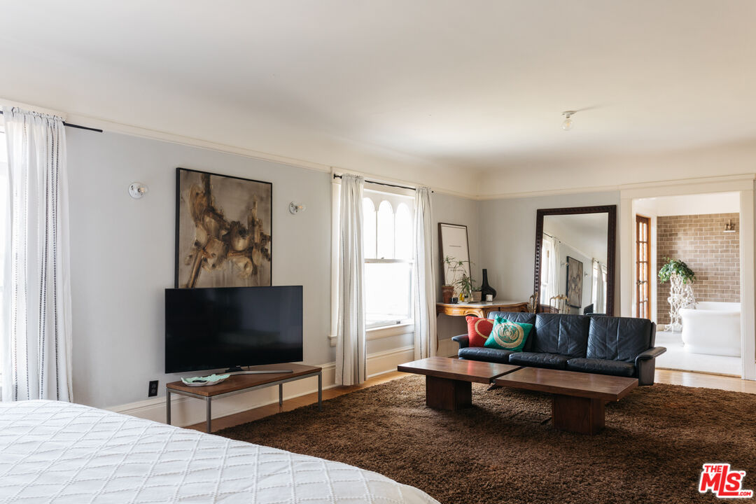 1046 W KENSINGTON RD