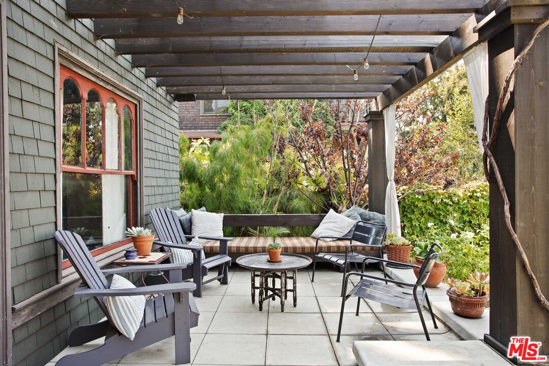 1046 W KENSINGTON RD