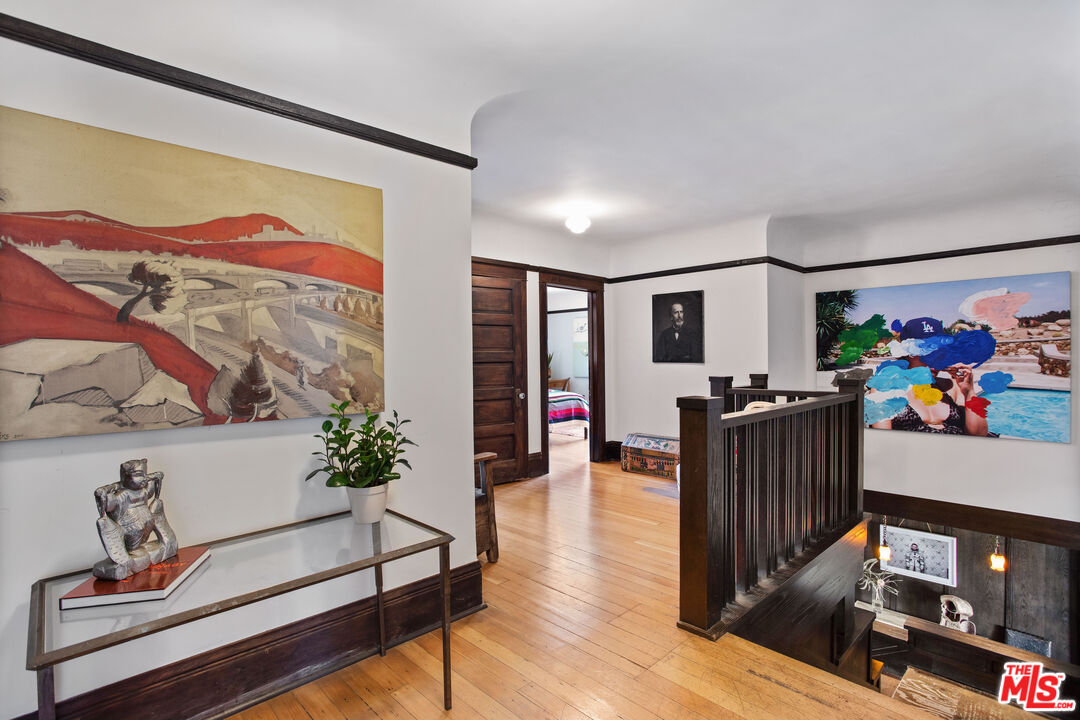 1046 W KENSINGTON RD