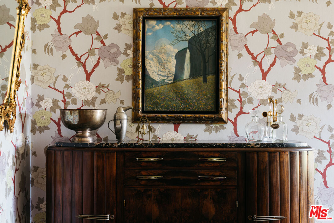 1046 W KENSINGTON RD