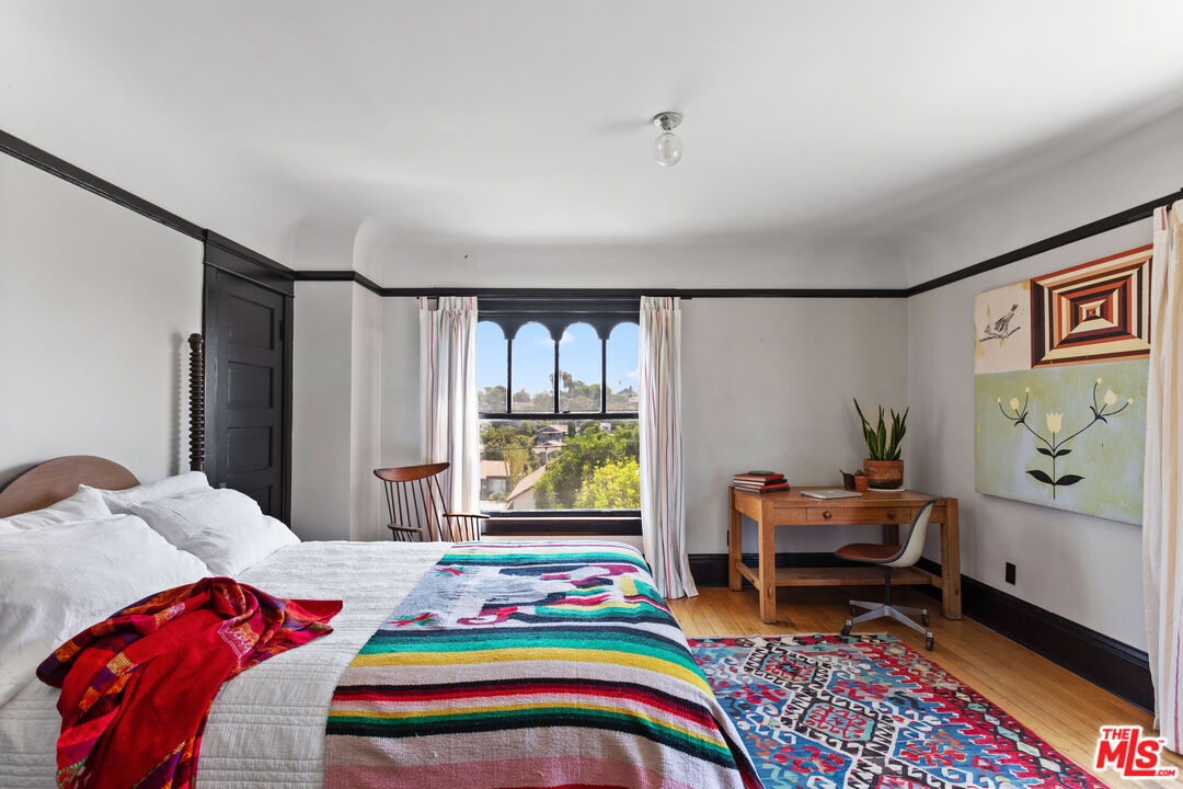 1046 W KENSINGTON RD