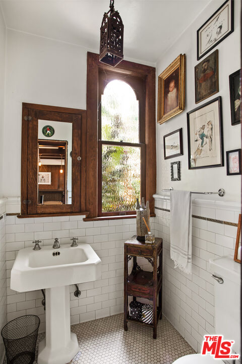 1046 W KENSINGTON RD