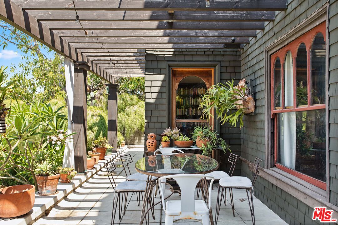 1046 W KENSINGTON RD