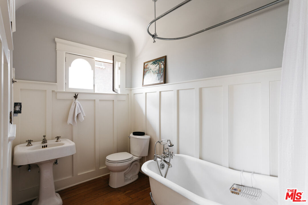 1046 W KENSINGTON RD