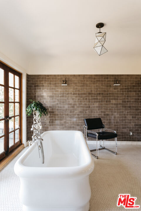 1046 W KENSINGTON RD