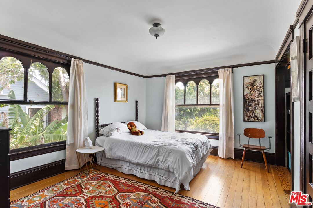 1046 W KENSINGTON RD