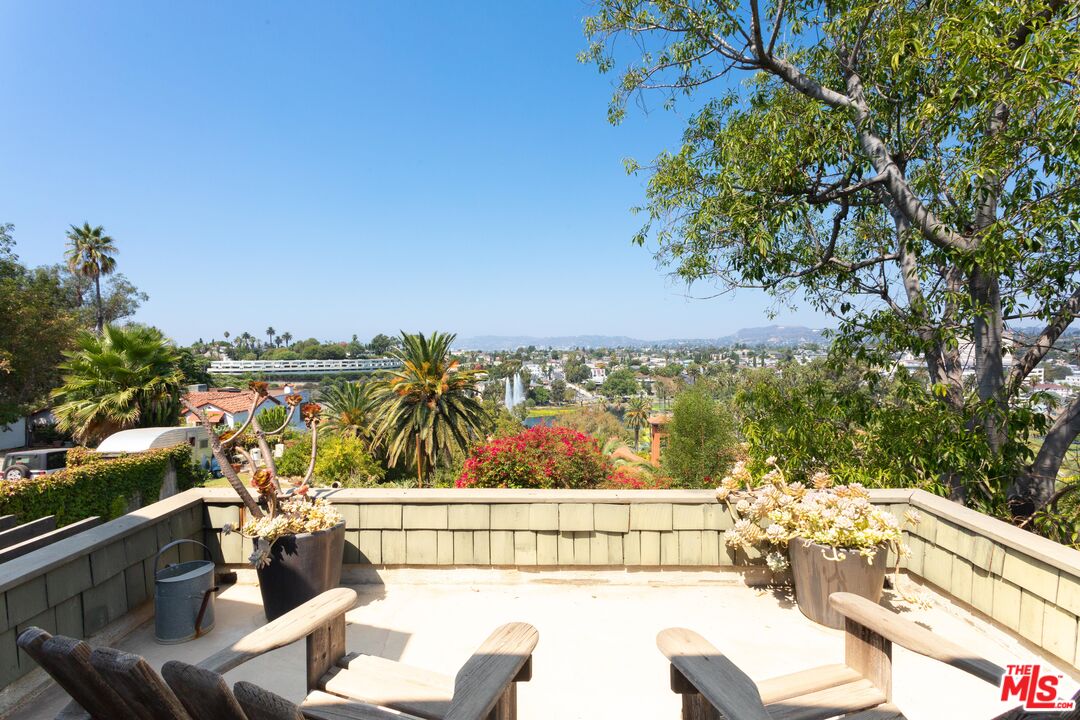 1046 W KENSINGTON RD