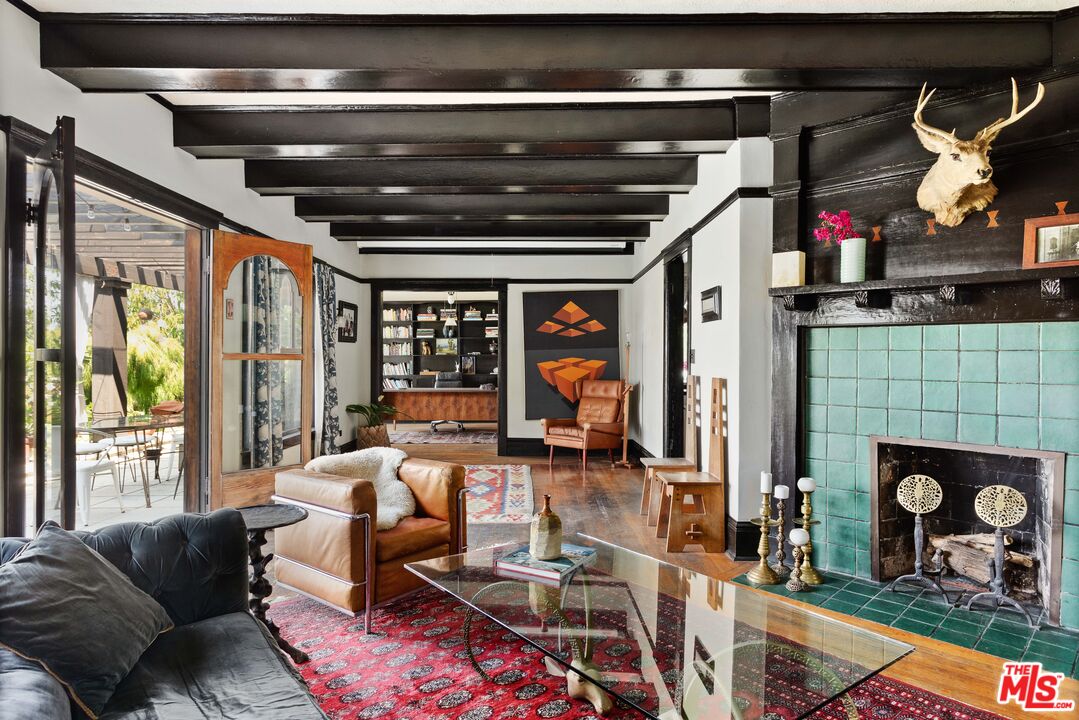 1046 W KENSINGTON RD