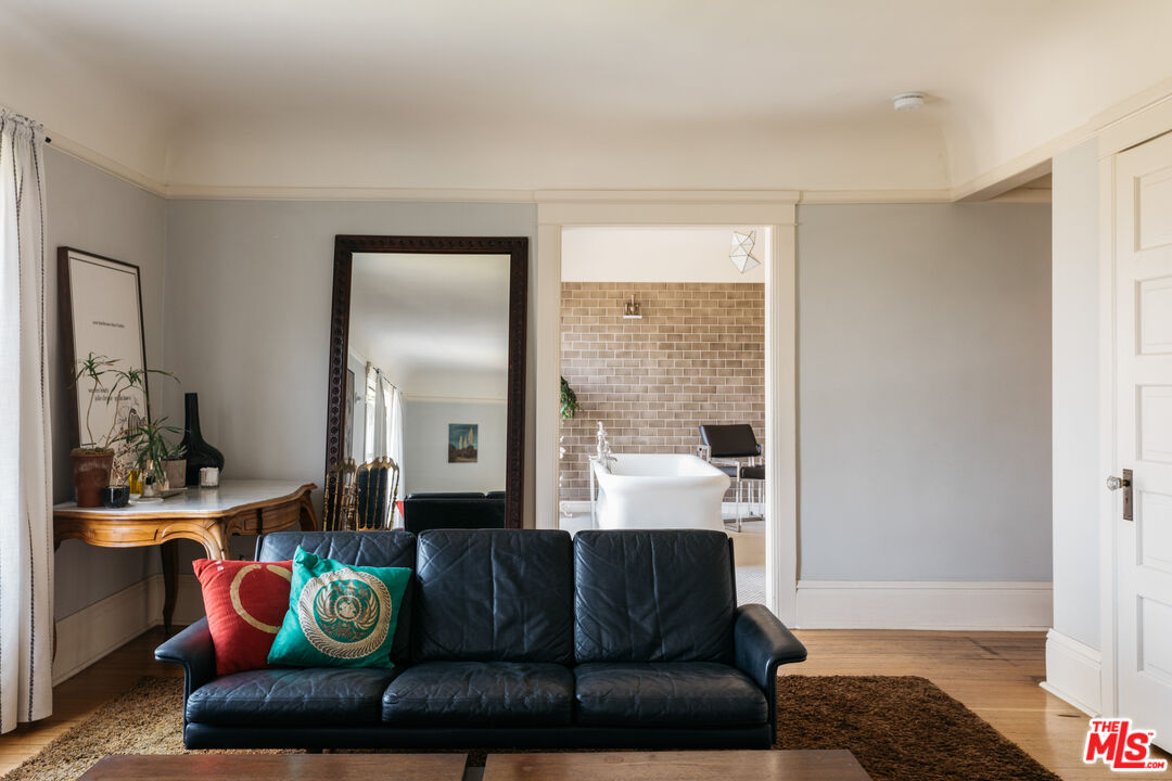 1046 W KENSINGTON RD