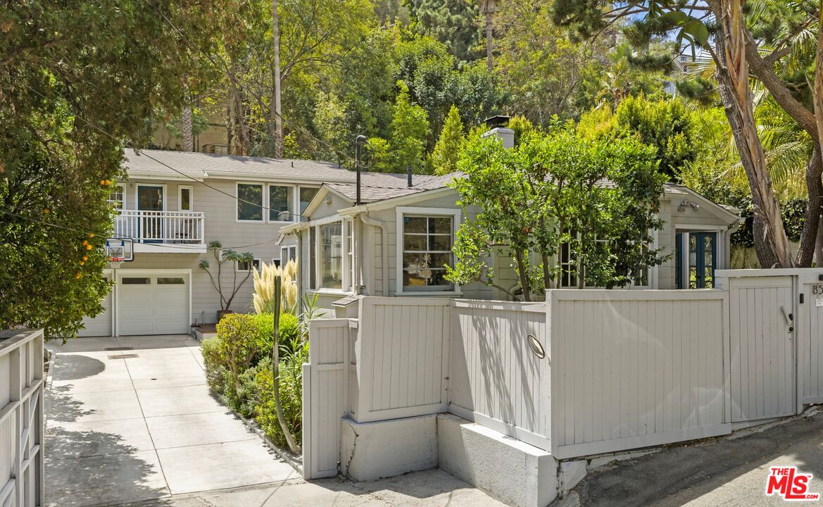 8534 Walnut Dr