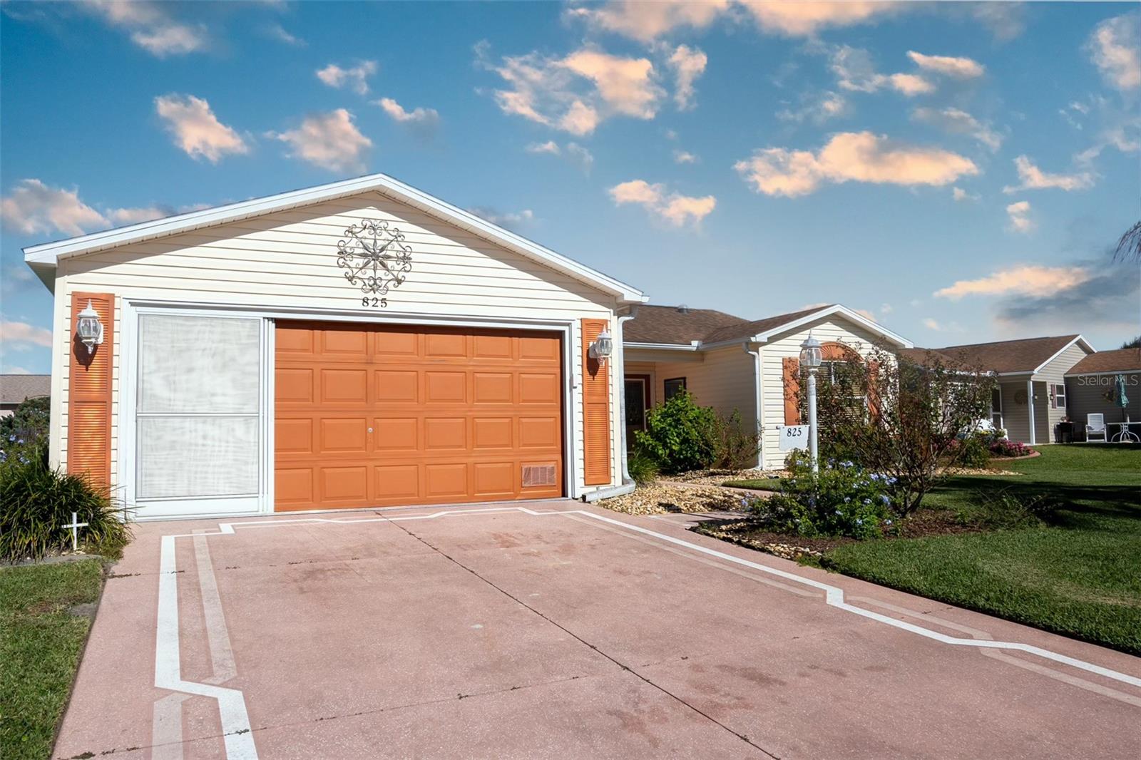 825 CAMINO DEL REY DR