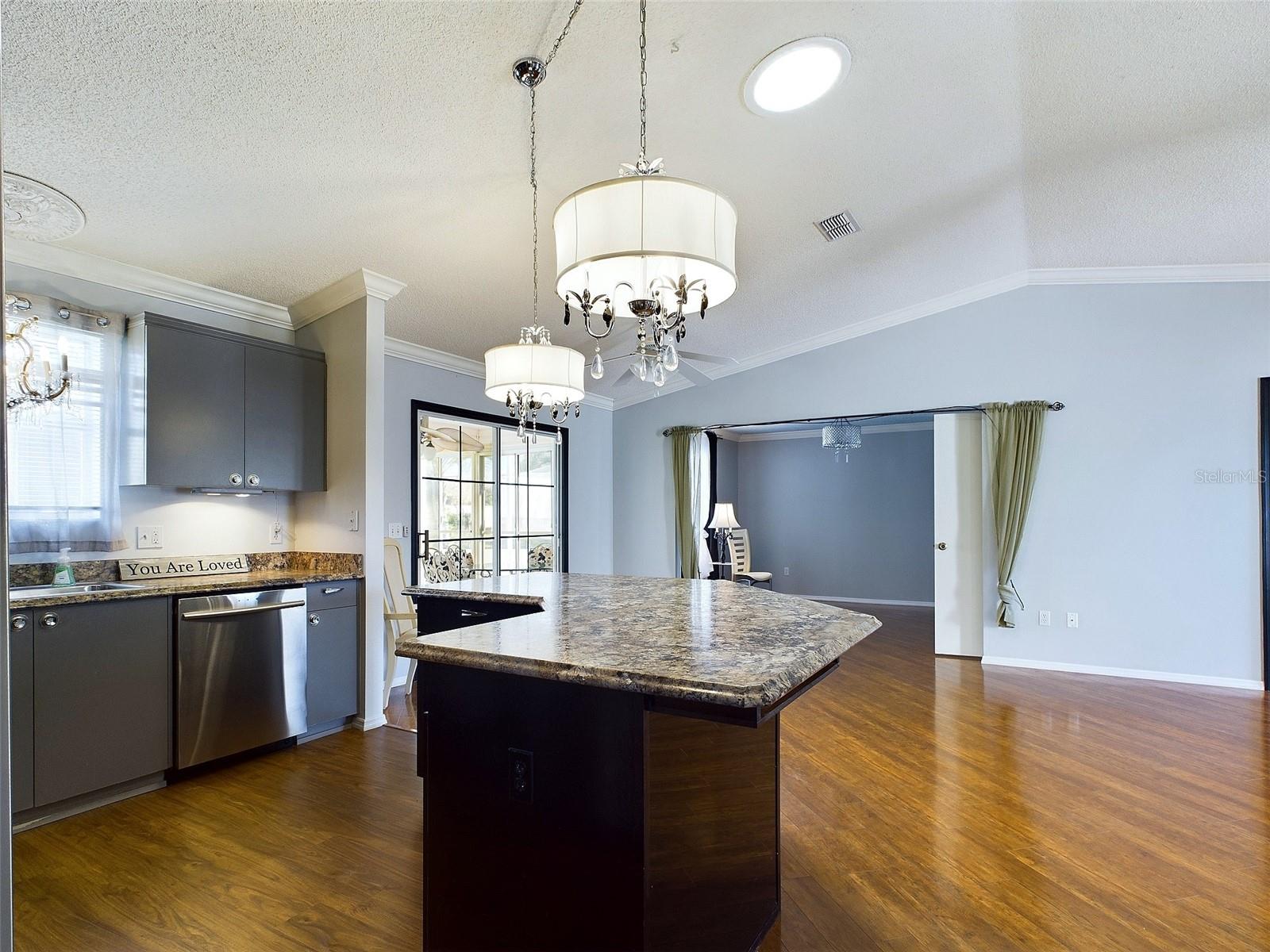 825 CAMINO DEL REY DR