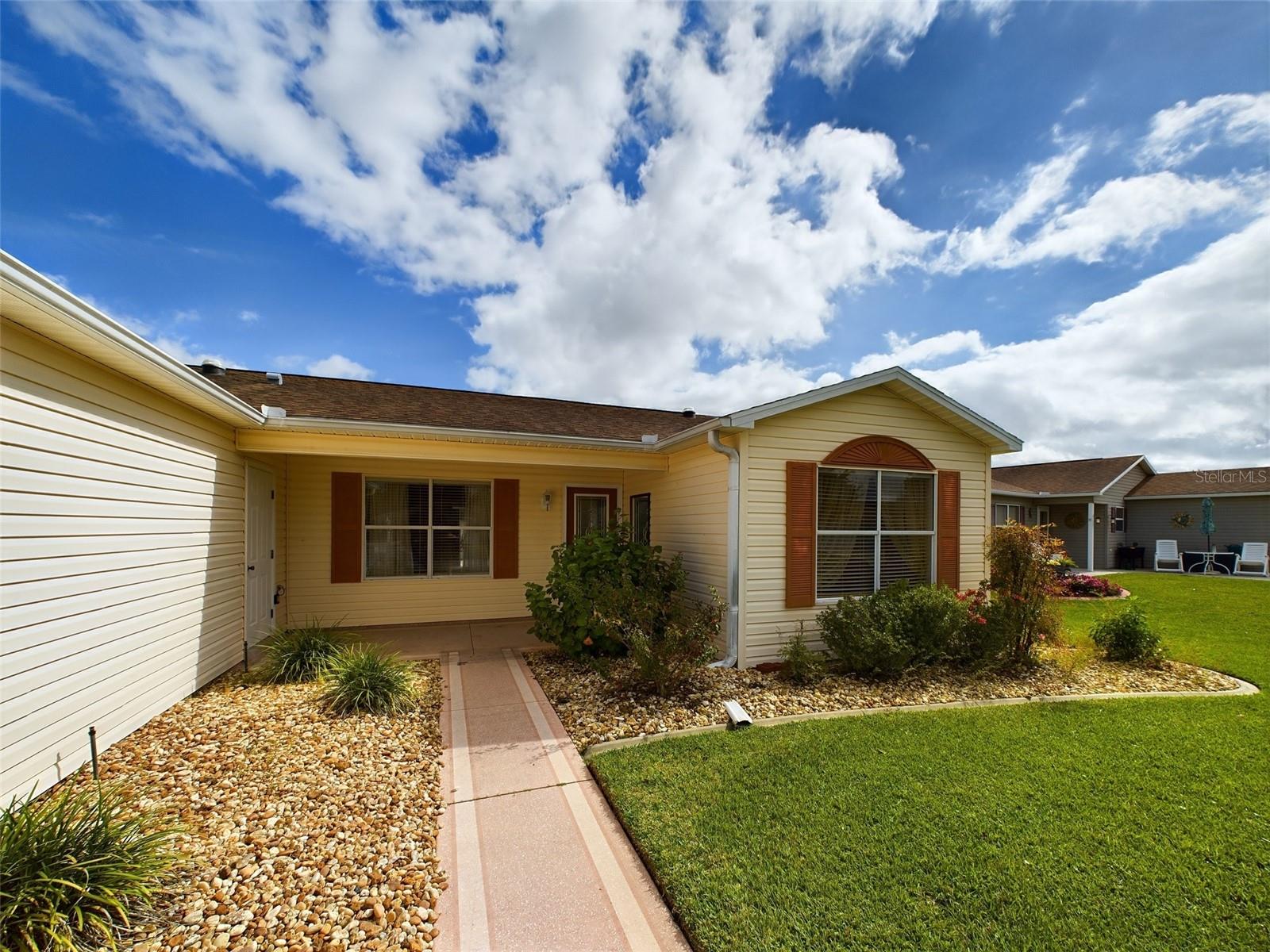 825 CAMINO DEL REY DR