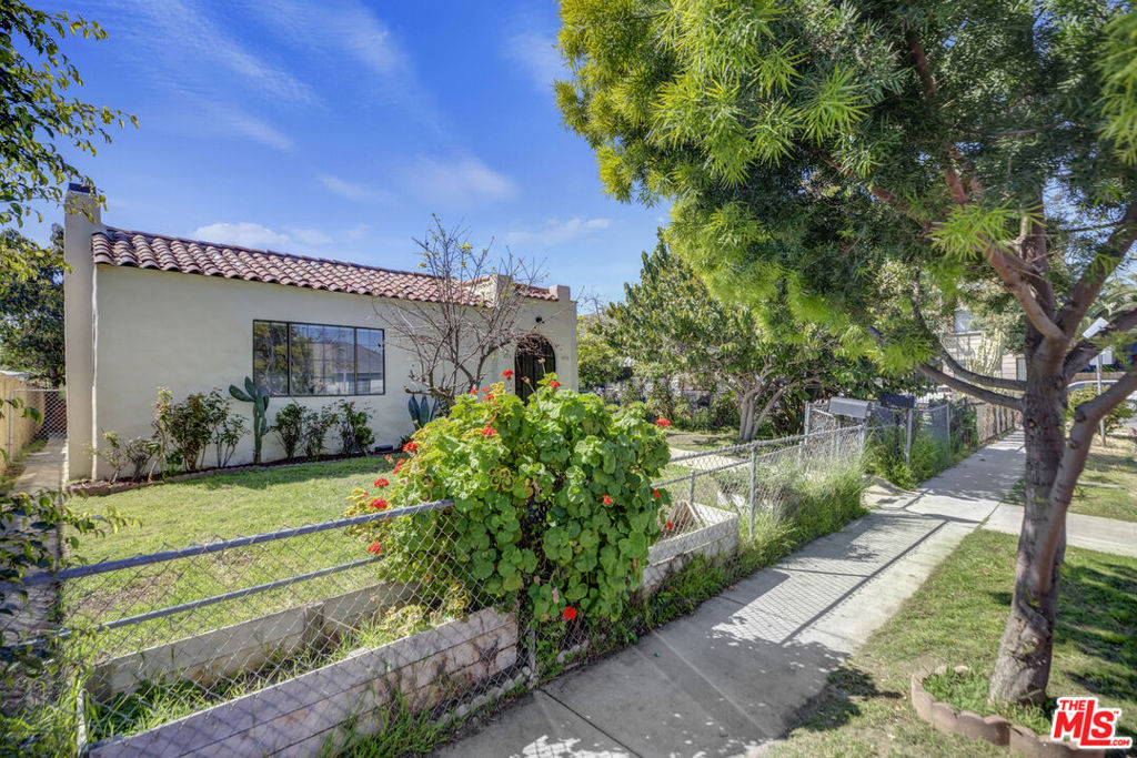 971 N St Andrews Place