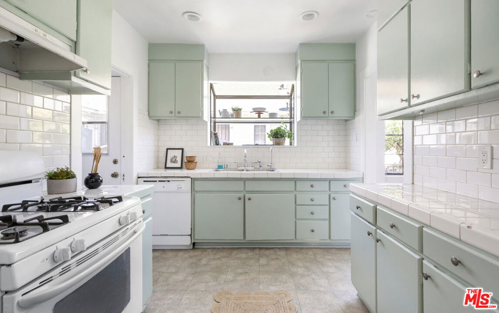 971 N St Andrews Place