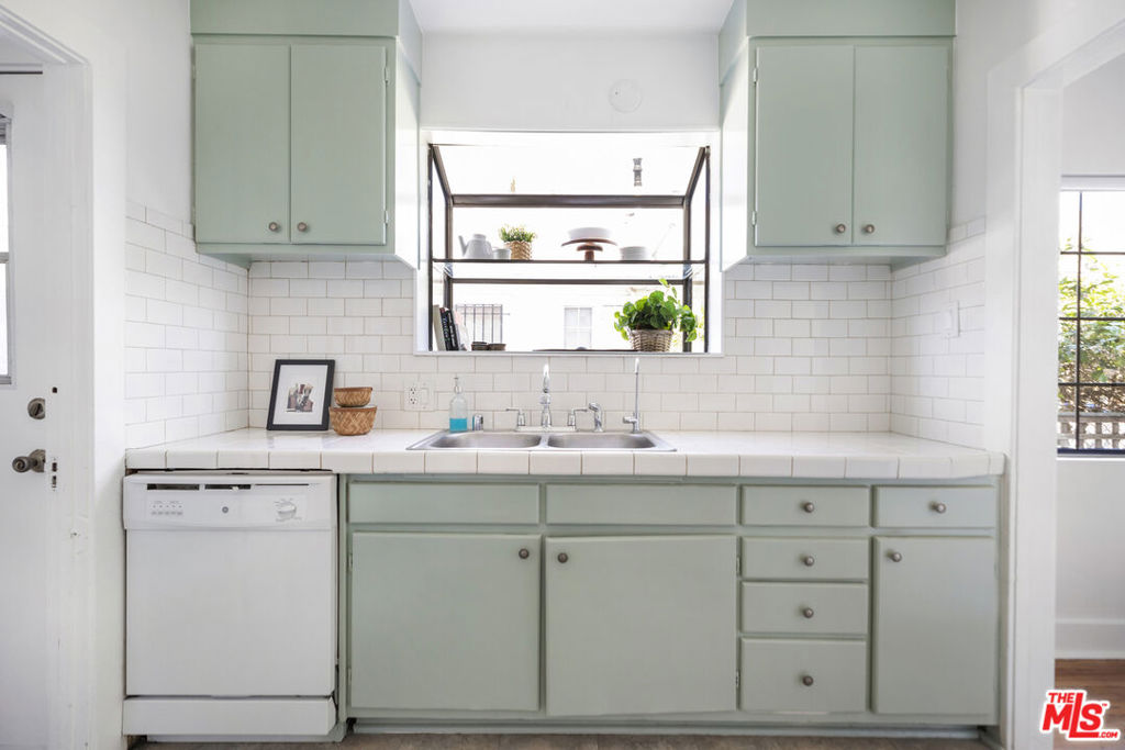 971 N St Andrews Place