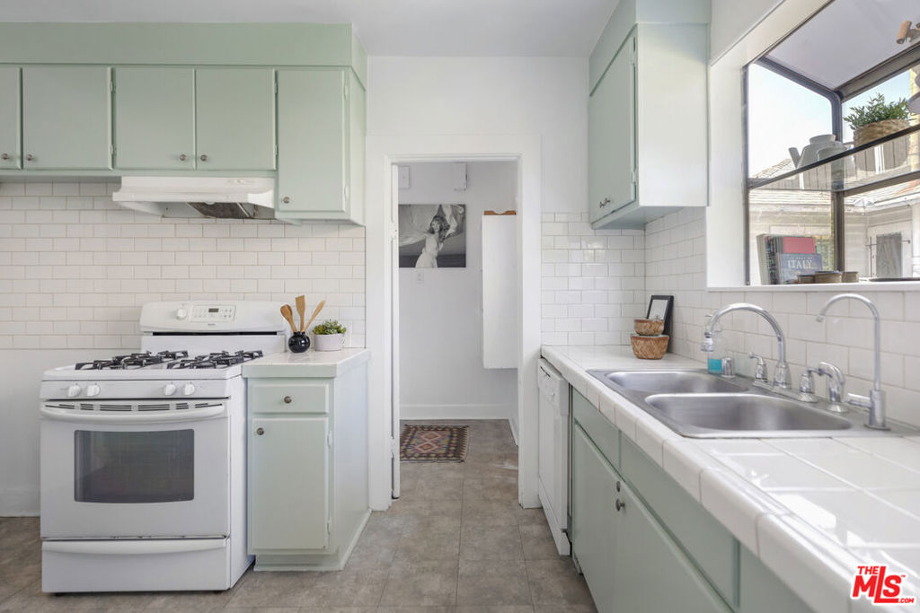 971 N St Andrews Place