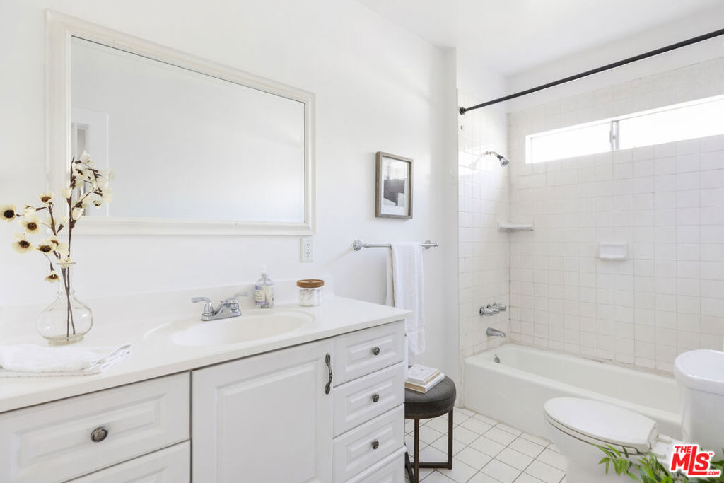 971 N St Andrews Place