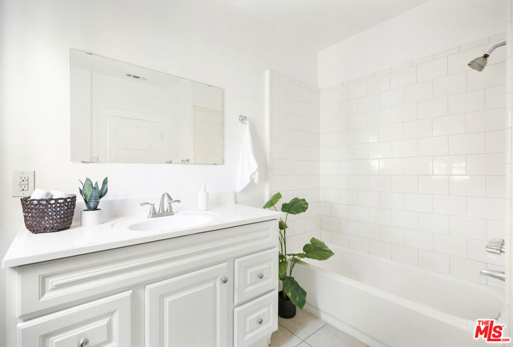 971 N St Andrews Place