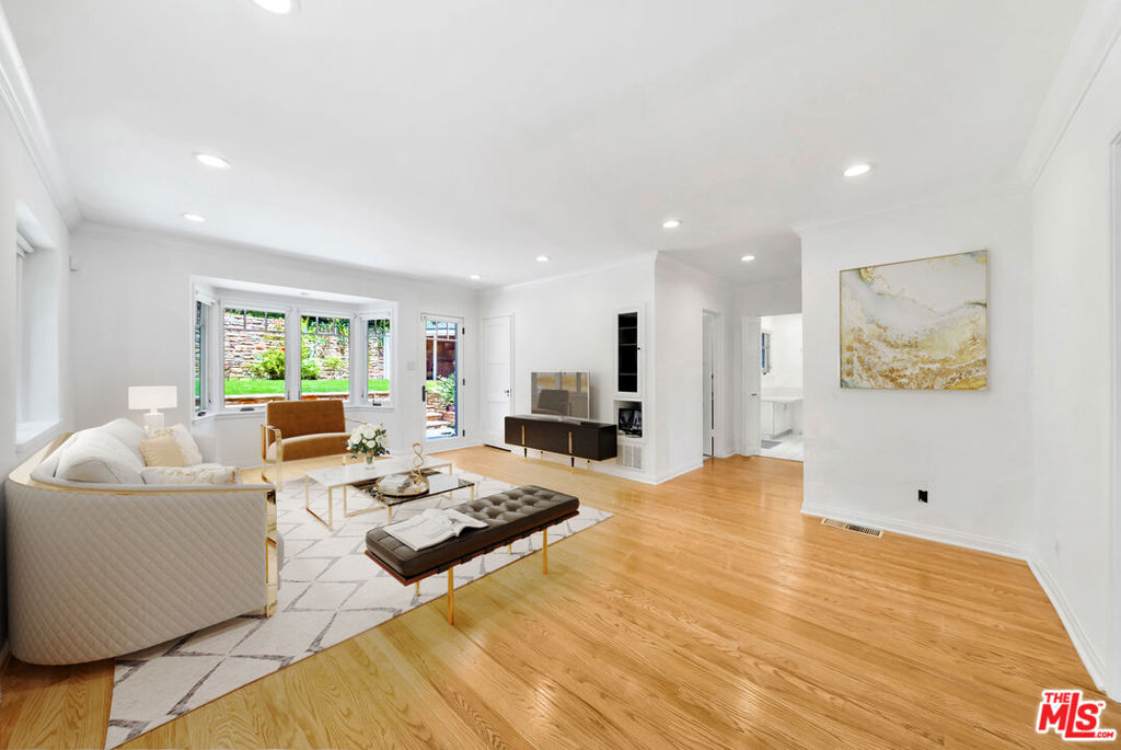 7907 Hollywood Boulevard