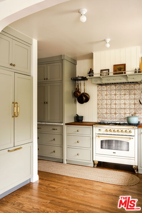 7290 Saint Estaban Street