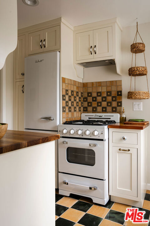 7290 Saint Estaban Street