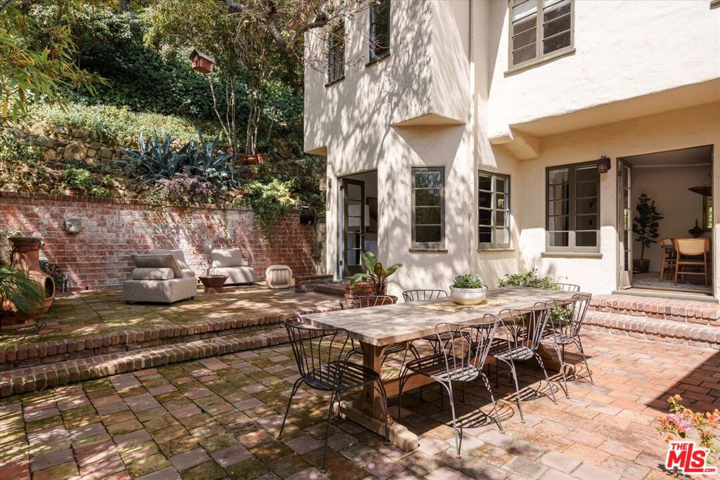5444 Red Oak Drive