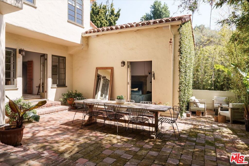 5444 Red Oak Drive