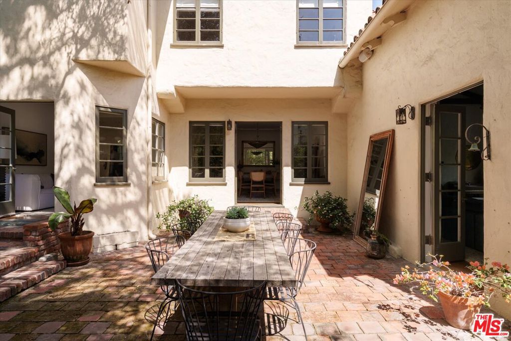 5444 Red Oak Drive