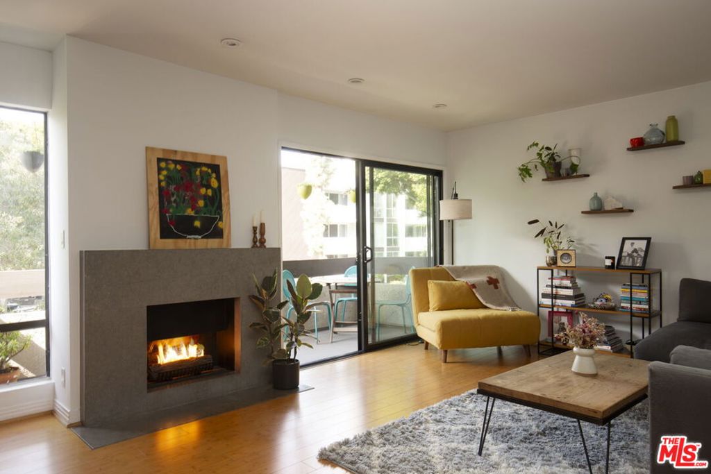 950 N Kings Road 208