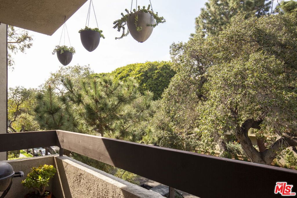 950 N Kings Road 208