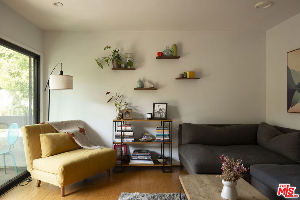 950 N Kings Road 208