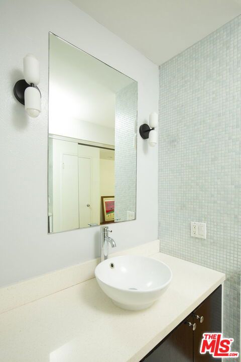 950 N Kings Road 208