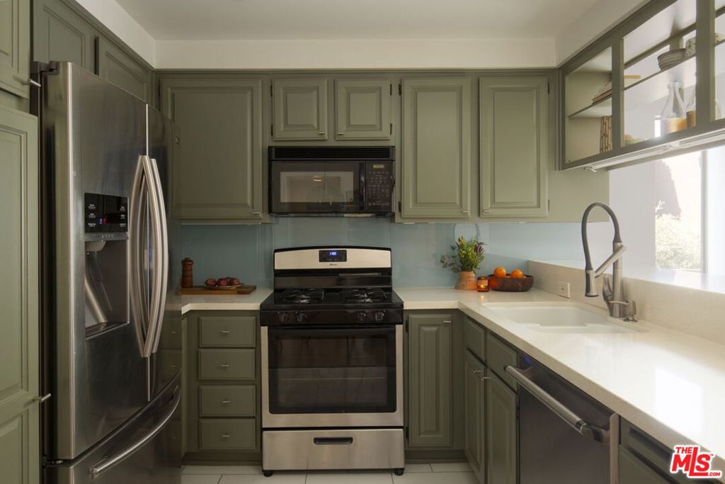 950 N Kings Road 208