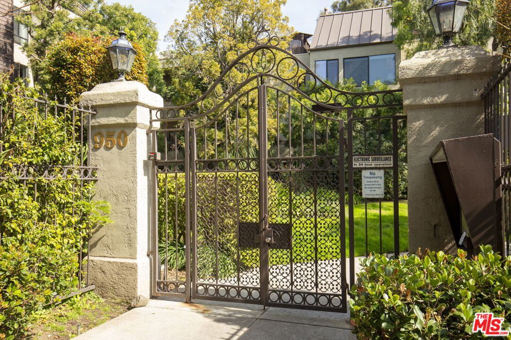 950 N Kings Road 208